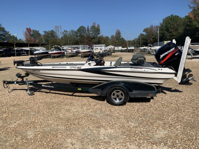 Used 2004 Triton TR19 X Bass Boat White and Blue